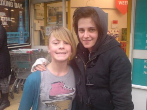 http://www.filmdetail.com/wp-content/uploads/2010/01/Kristen-Stewart-with-Fan-e1262367337608.jpg